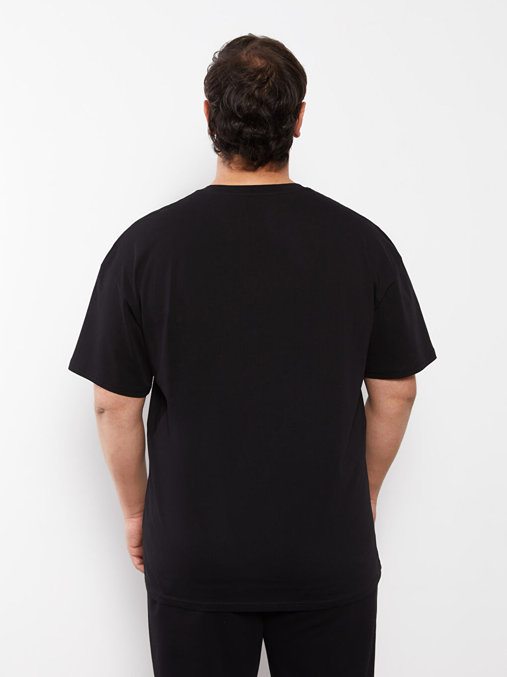 تيشيرت رجالي واسع الحجم برقبة دائرية وأكمام قصيرة مصنوع من قماش جيرسي ومطبوع-4