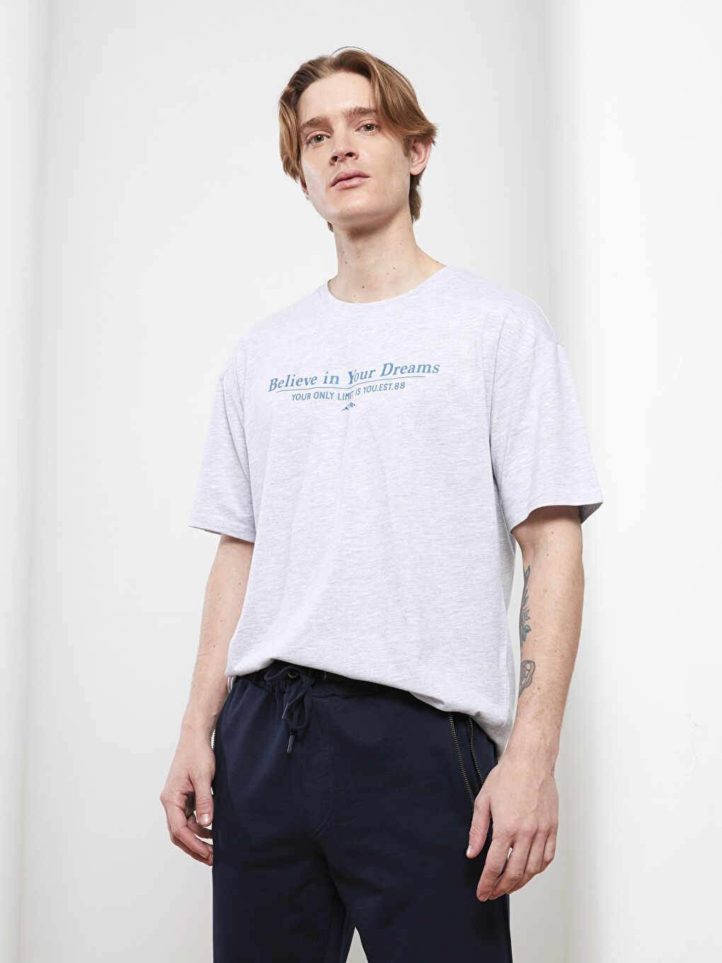 تيشيرت أوفراسايز ياقة دائرية كم قصير مطبوع جيرسي للرجال-5