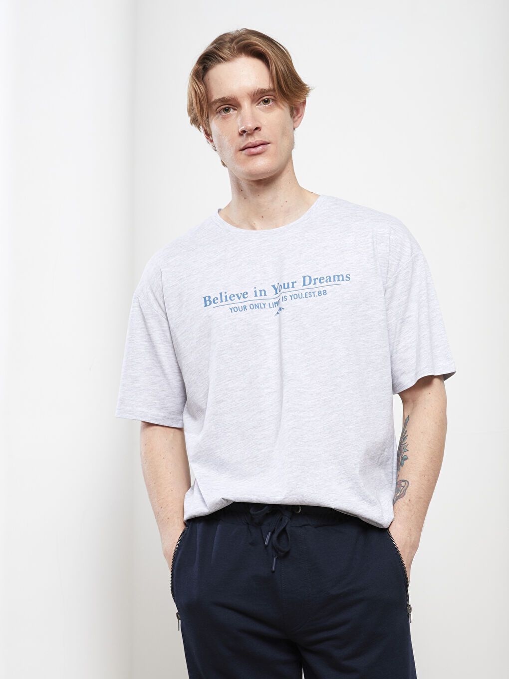 تيشيرت أوفراسايز ياقة دائرية كم قصير مطبوع جيرسي للرجال-6