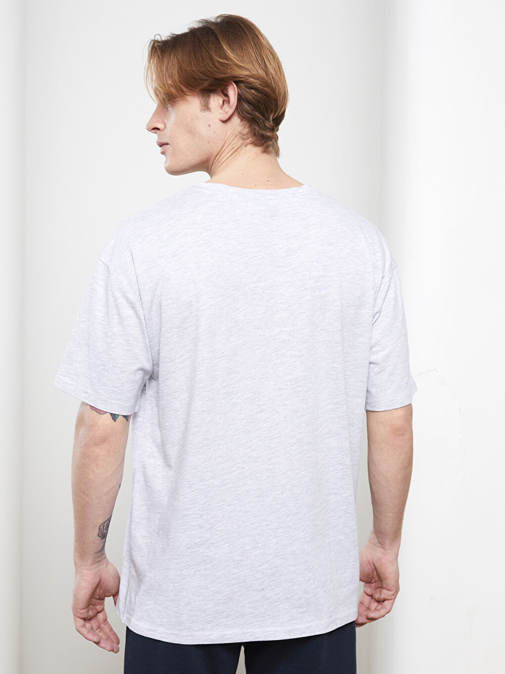 تيشيرت أوفراسايز ياقة دائرية كم قصير مطبوع جيرسي للرجال-9