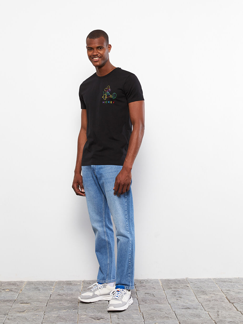 Siyah Bisiklet Yaka Kısa Kollu Mickey Mouse Baskılı Penye Erkek Tişört