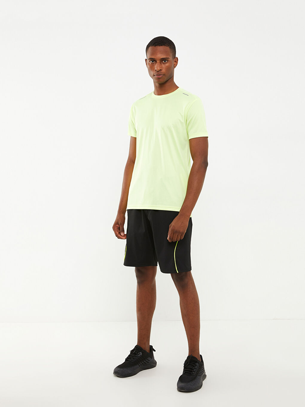 تيشيرت رياضي كم قصير بياقة دائرية للرجال-1