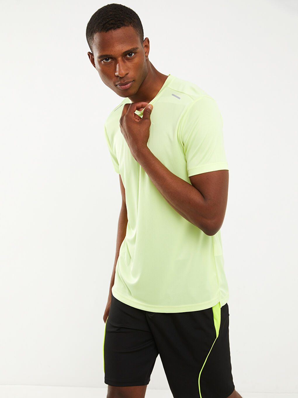 تيشيرت رياضي كم قصير بياقة دائرية للرجال-2