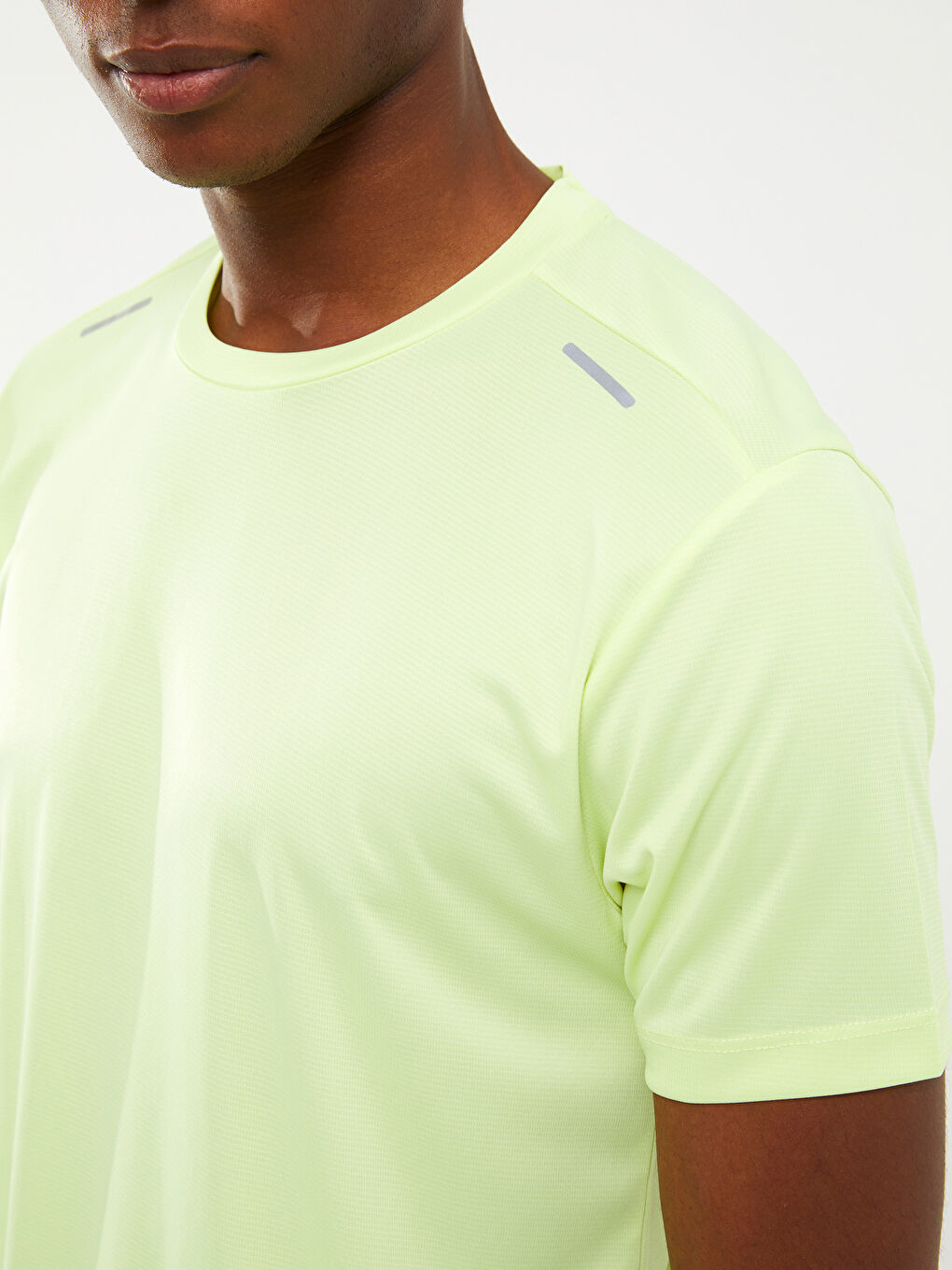 تيشيرت رياضي كم قصير بياقة دائرية للرجال-3