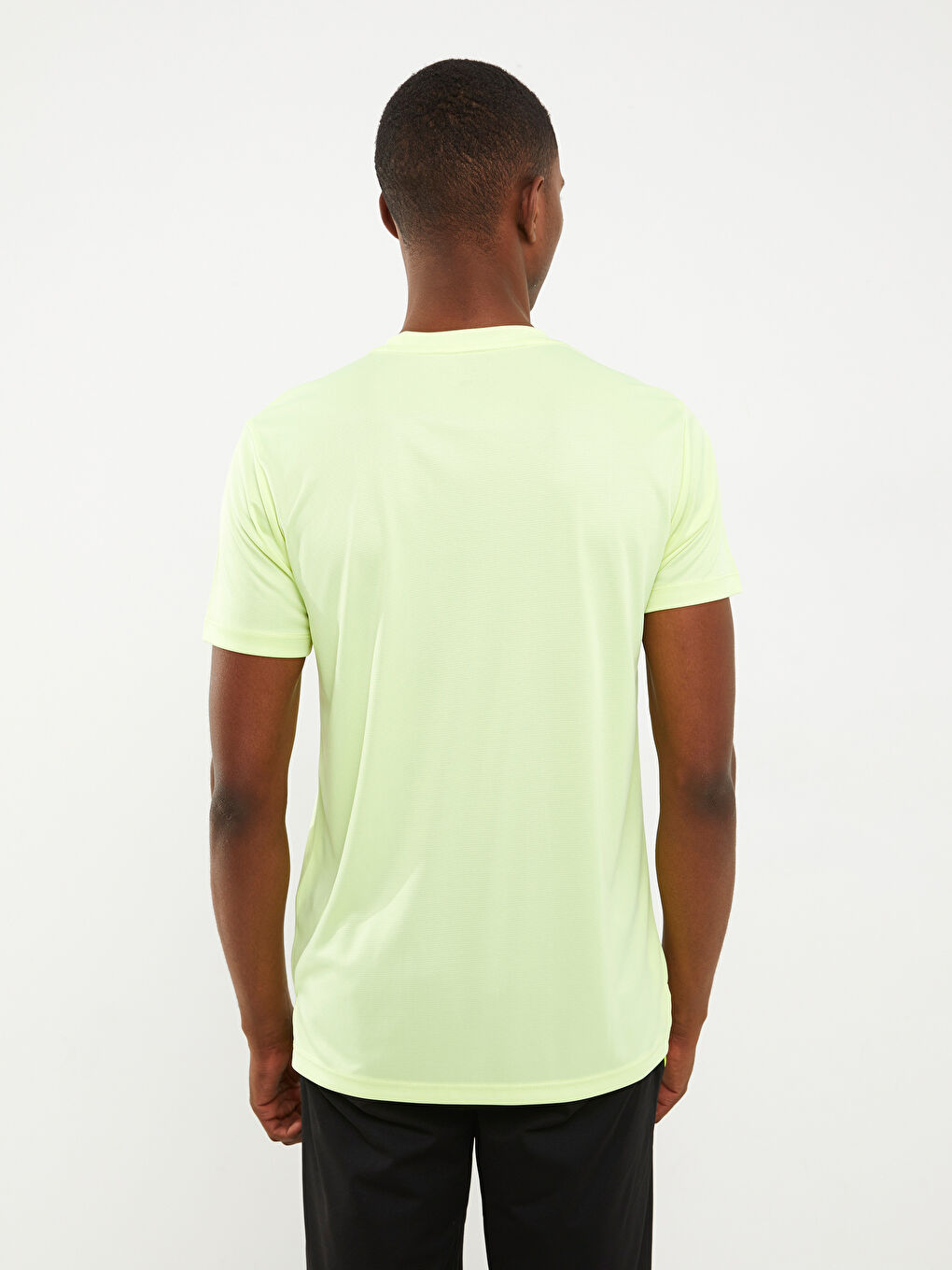 تيشيرت رياضي كم قصير بياقة دائرية للرجال-4