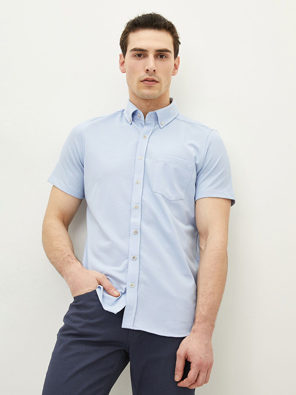 LCWAIKIKI Basic Chemise à Manches Courtes Coupe Régulière pour Hommes -S2IF53Z8-UC9