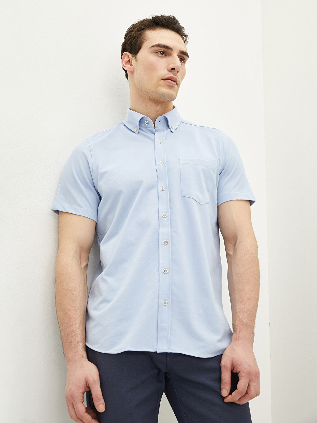 LCWAIKIKI Basic Chemise à Manches Courtes Coupe Régulière pour Hommes -S2IF53Z8-UC9