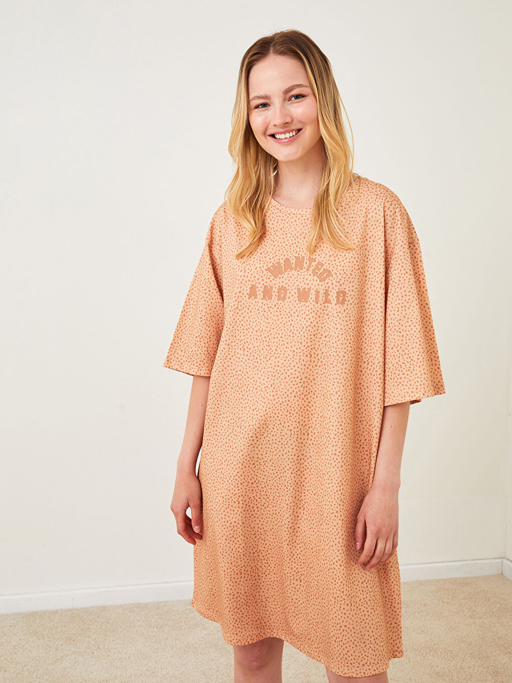 Bej Bisiklet Yaka Baskılı Kısa Kollu Kadın Gecelik