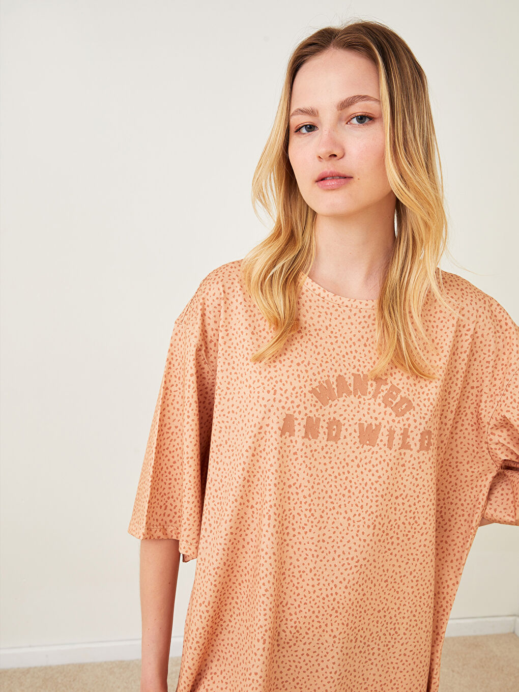 Bej Bisiklet Yaka Baskılı Kısa Kollu Kadın Gecelik-2