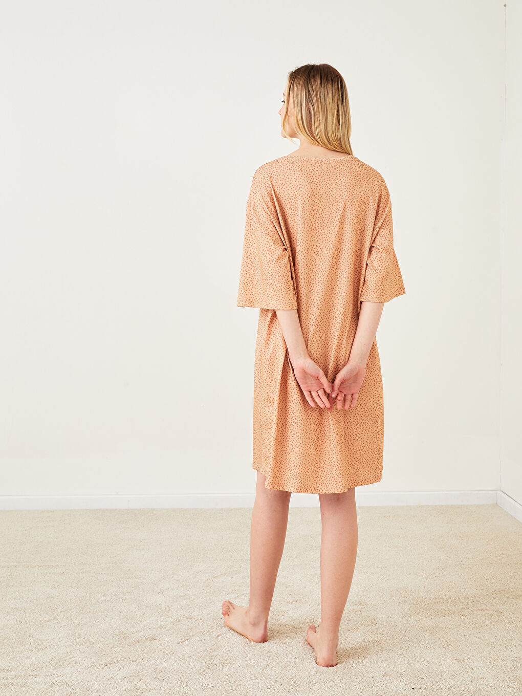 Bej Bisiklet Yaka Baskılı Kısa Kollu Kadın Gecelik-3