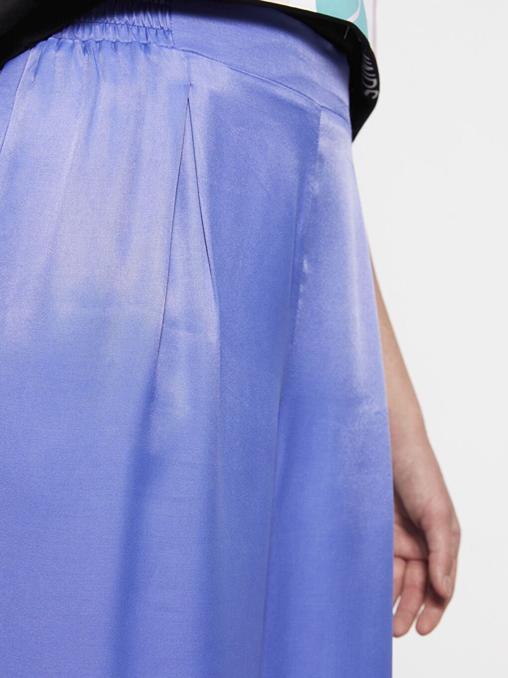 Mavi Beli Lastikli Rahat Kalıp Düz Saten Kadın Pantolon-3