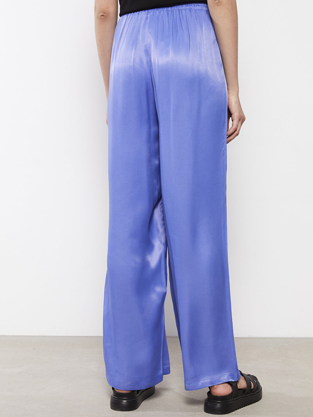 Mavi Beli Lastikli Rahat Kalıp Düz Saten Kadın Pantolon-4