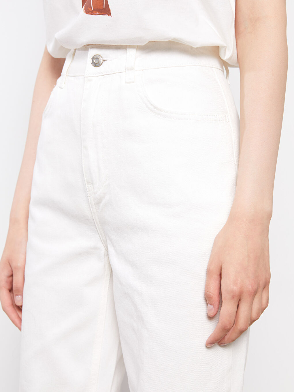 Beyaz Mom Fit Düz Cep Detaylı Kadın Rodeo Jean Pantolon-2