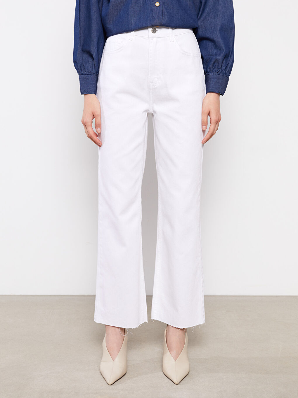 Beyaz Mom Fit Düz Cep Detaylı Kadın Jean Pantolon-3