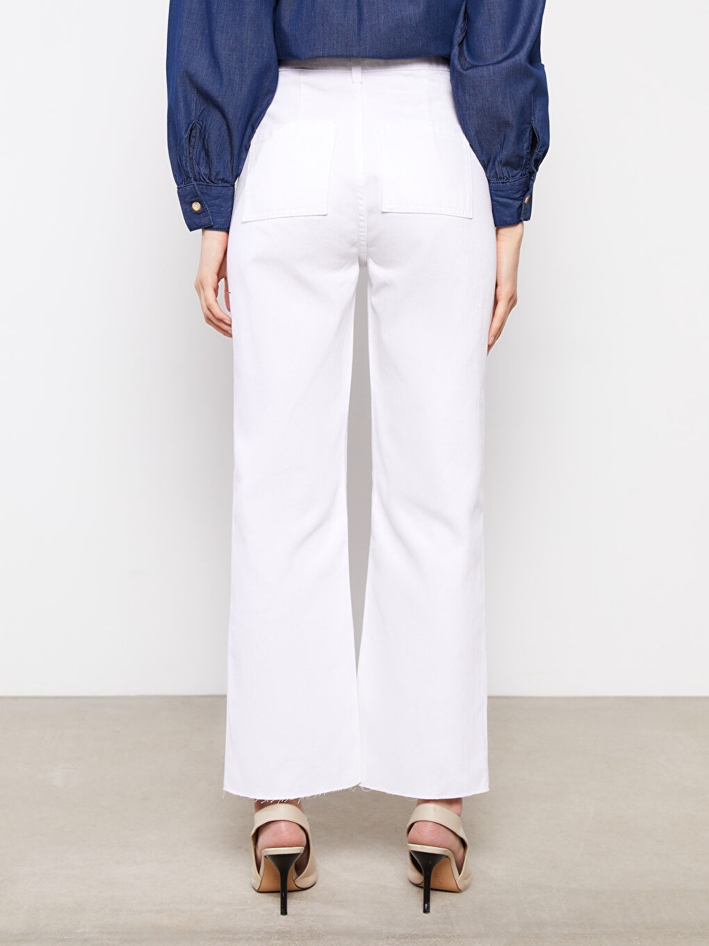 Beyaz Mom Fit Düz Cep Detaylı Kadın Jean Pantolon-4