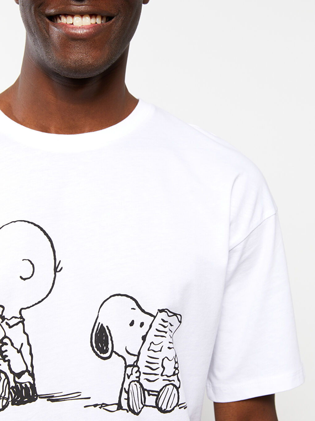 تيشيرت ياقة دائرية كم قصير مطبوع سنوبي جيرسي للرجال-3