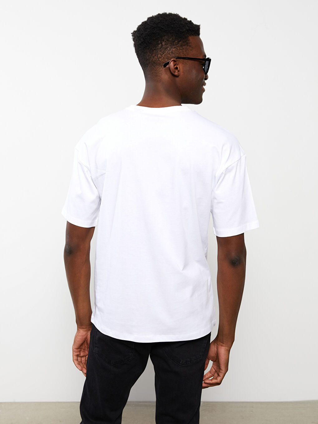 تيشيرت ياقة دائرية كم قصير مطبوع سنوبي جيرسي للرجال-4