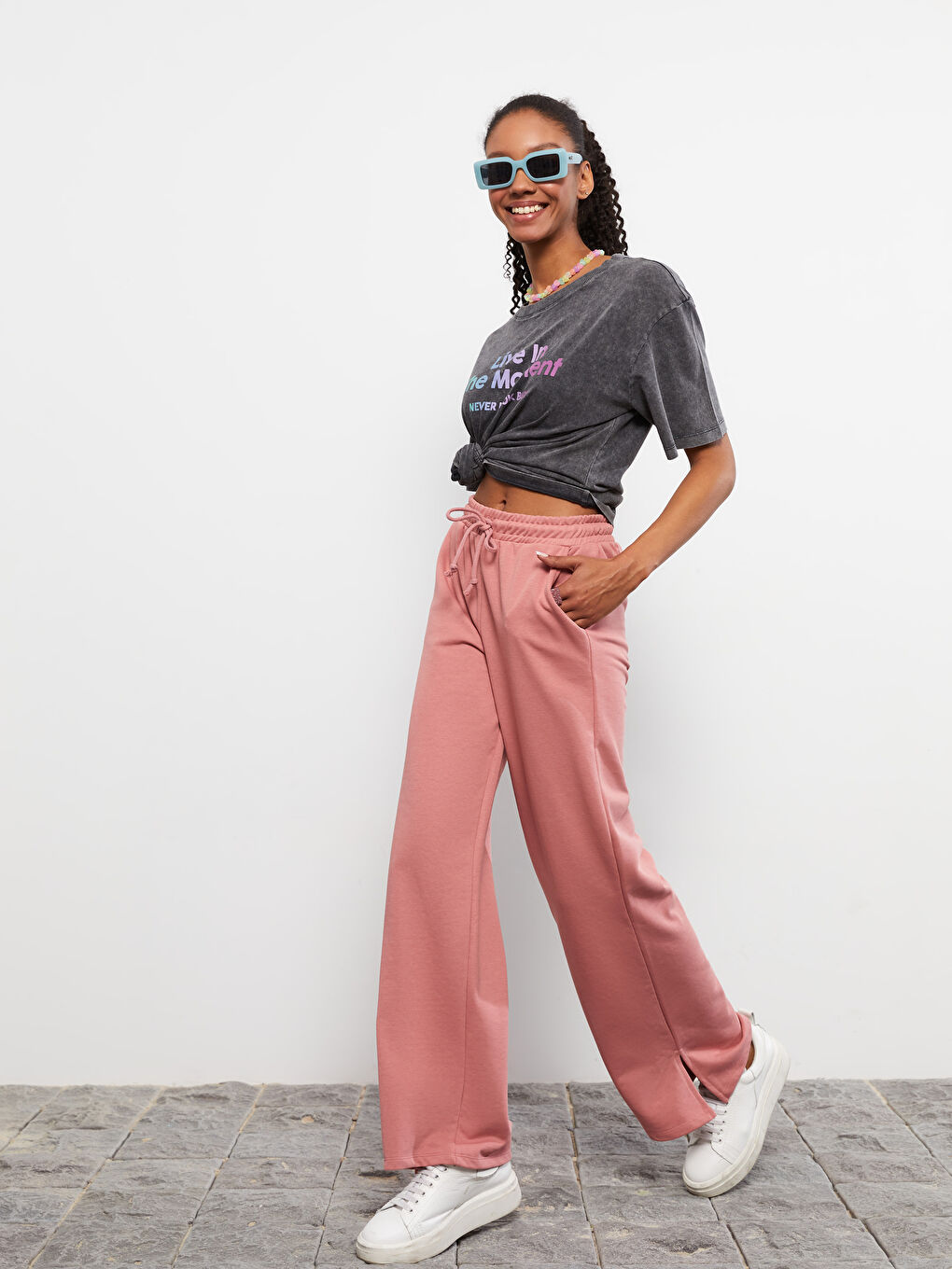 بنطلون رياضي بخصر مرن وجيوب عادية للسيدات