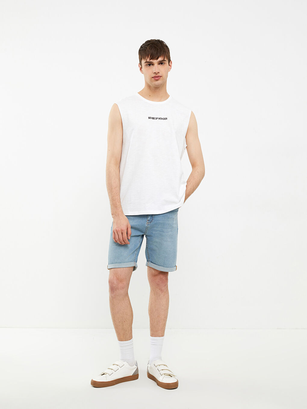 Beyaz Bisiklet Yaka Baskılı Erkek Kolsuz Tişört-1