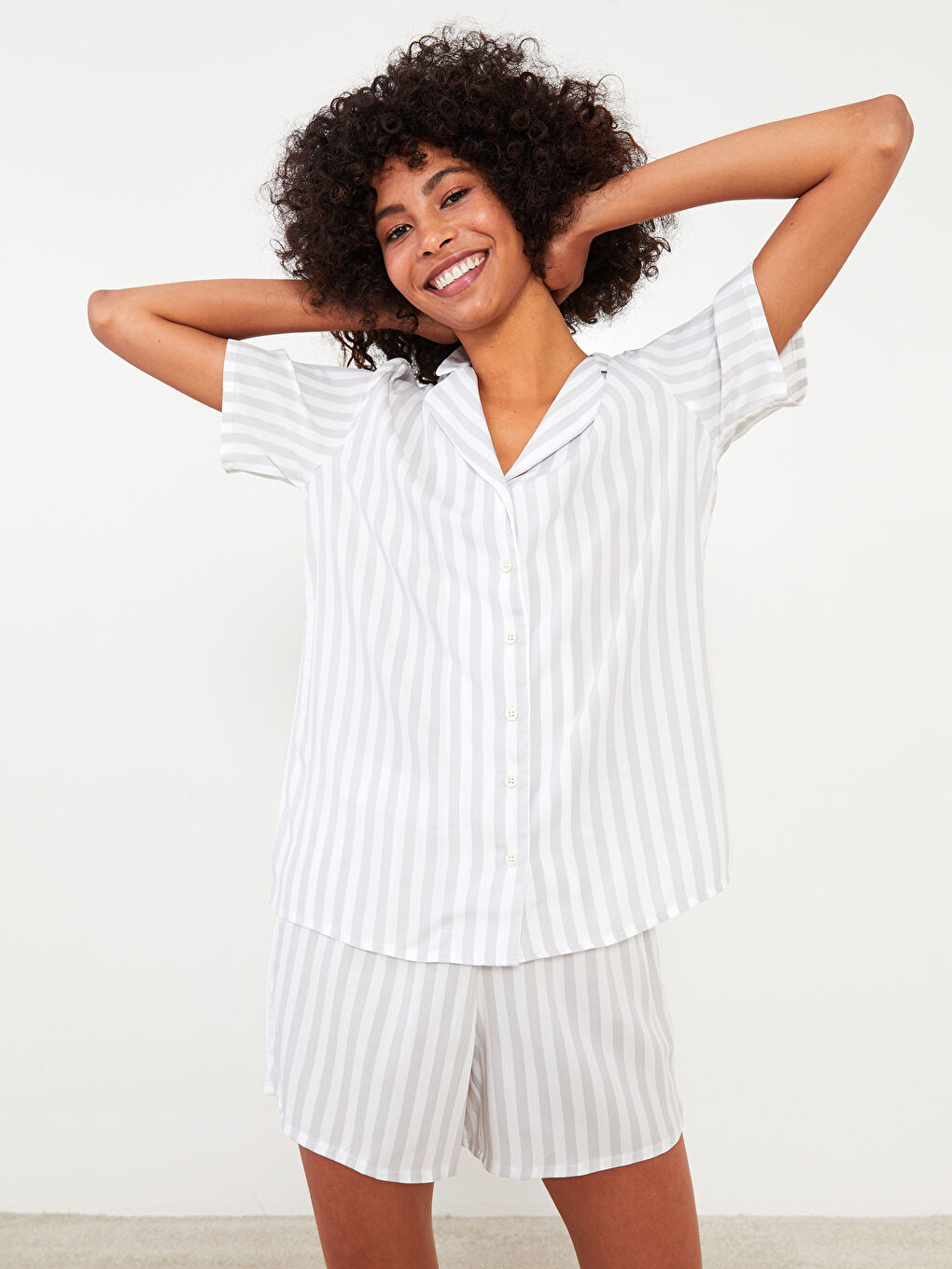 Gri Gömlek Yaka Çizgili Kısa Kollu Viskon Kadın Pijama Takımı-2