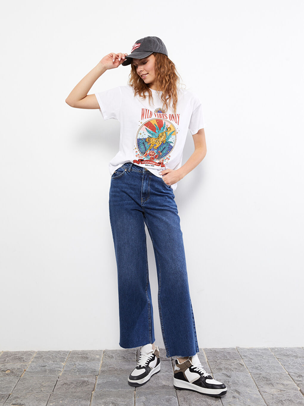 Beyaz Bisiklet Yaka Baskılı Kısa Kollu Pamuklu Kadın Tişört