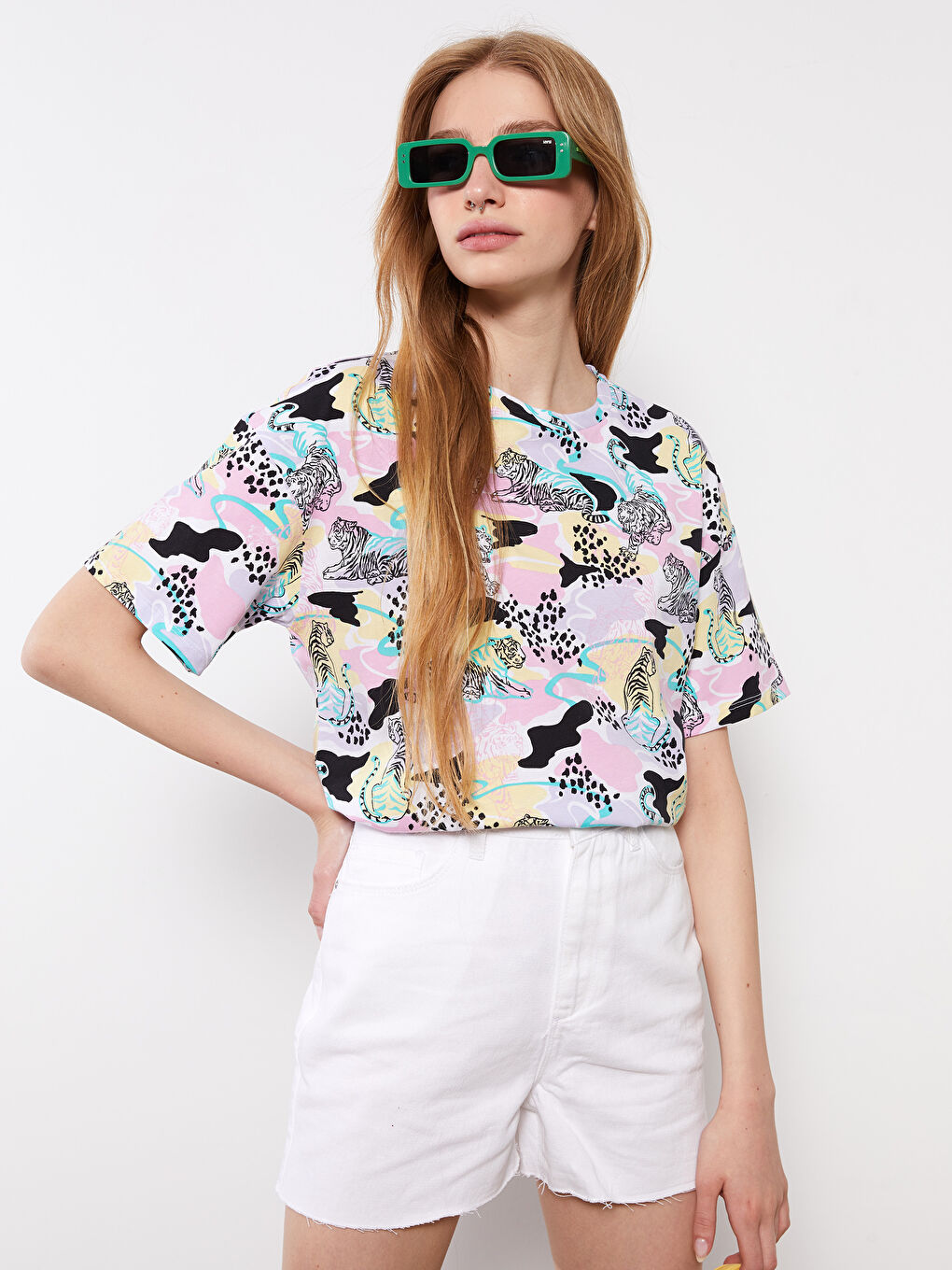 Beyaz Bisiklet Yaka Desenli Kısa Kollu Pamuklu Kadın Tişört-1