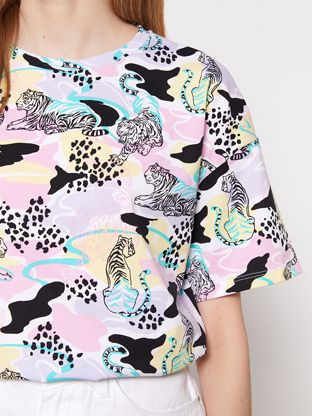 Beyaz Bisiklet Yaka Desenli Kısa Kollu Pamuklu Kadın Tişört-3