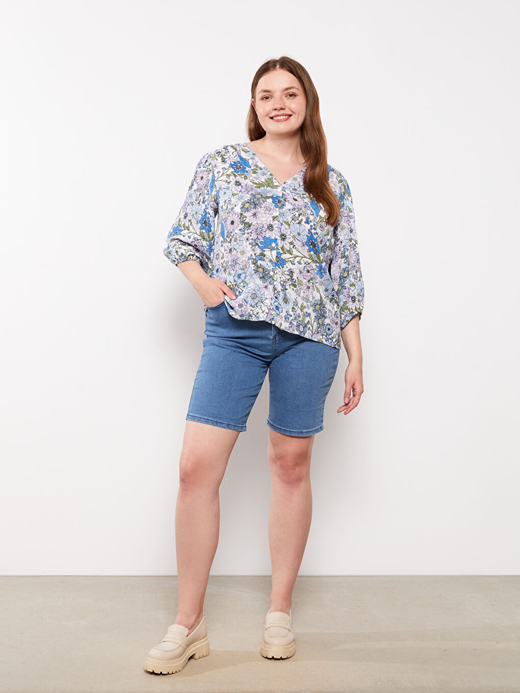 Джинсовые Шорты Женские Большого Размера Прямого Кроя с Карманами