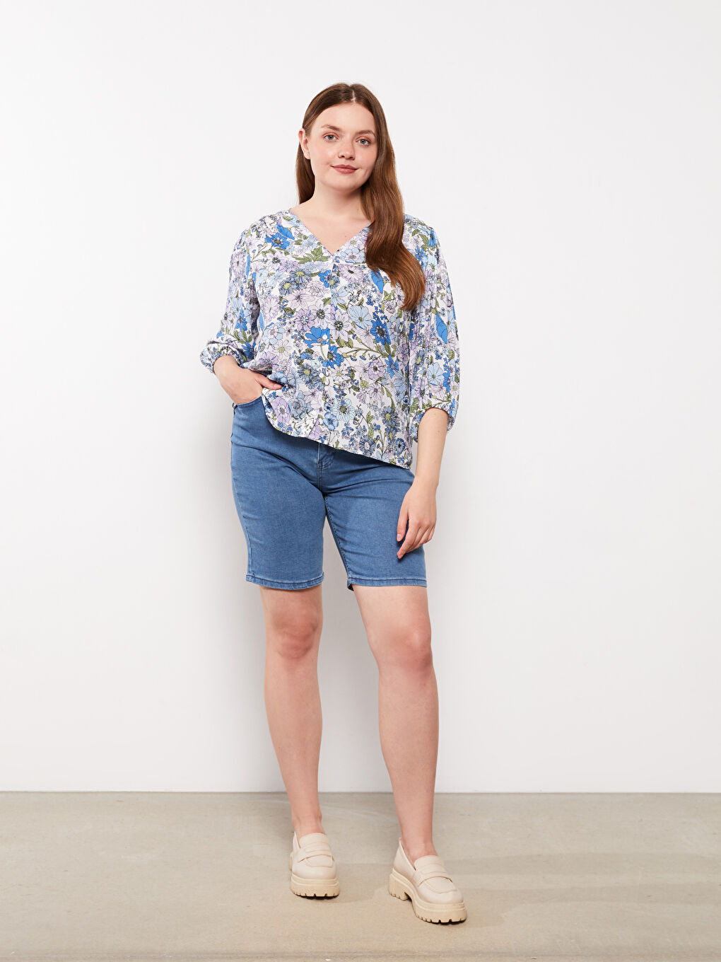 Джинсовые Шорты Женские Большого Размера Прямого Кроя с Карманами-1