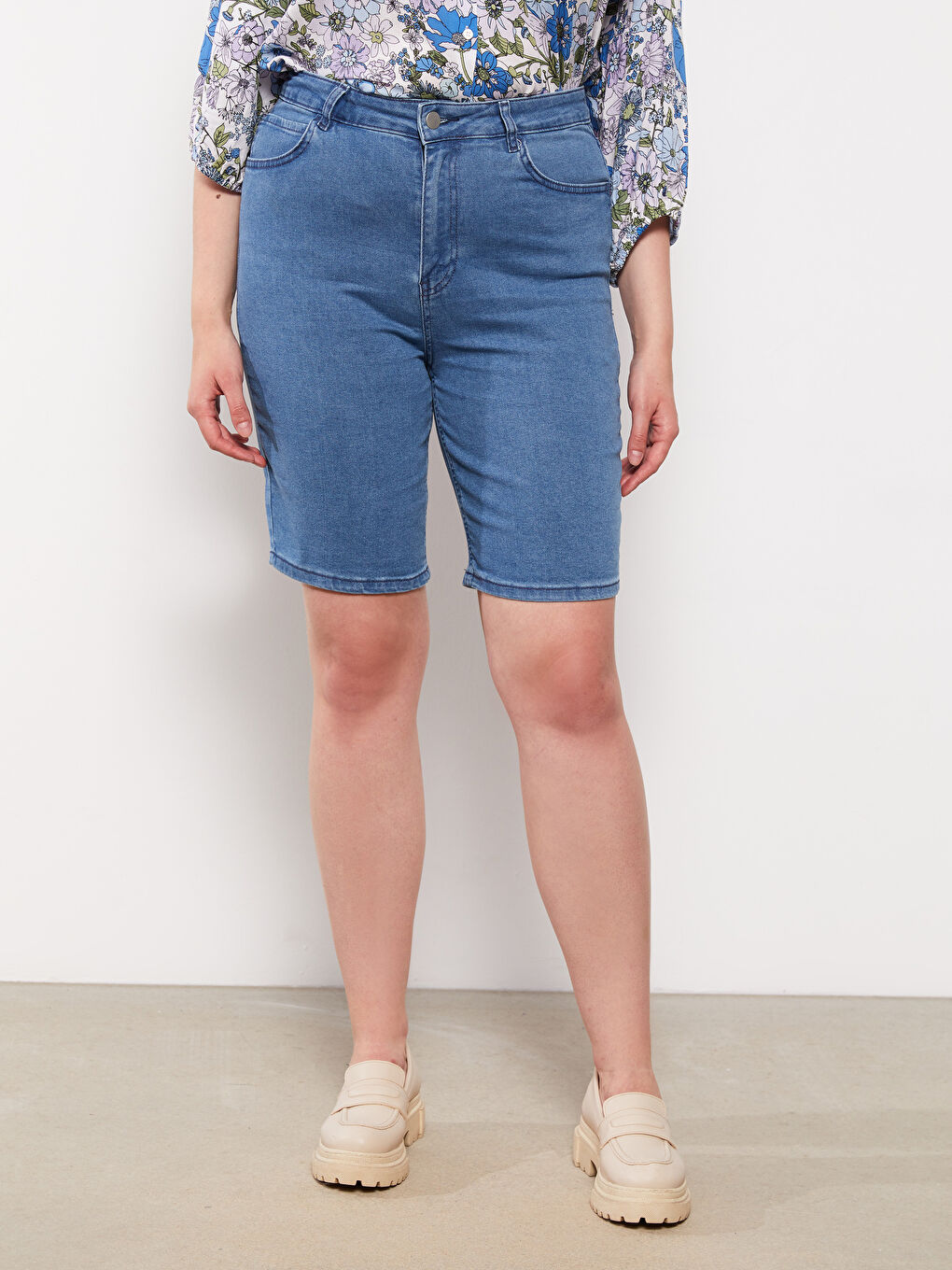 Джинсовые Шорты Женские Большого Размера Прямого Кроя с Карманами-2