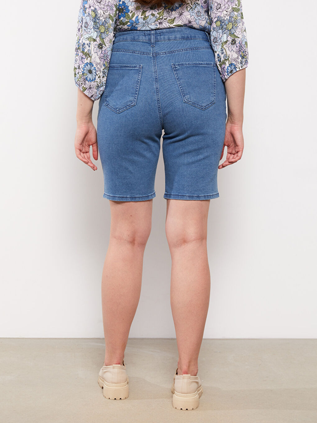 Джинсовые Шорты Женские Большого Размера Прямого Кроя с Карманами-3