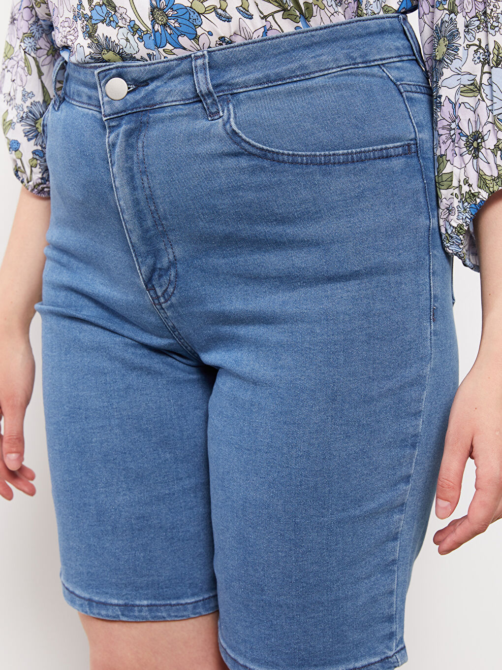 Джинсовые Шорты Женские Большого Размера Прямого Кроя с Карманами-4