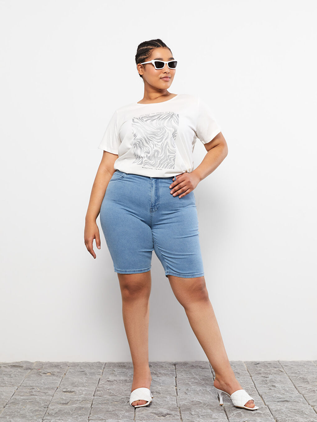 Джинсовые Шорты Женские Большого Размера Прямого Кроя с Карманами