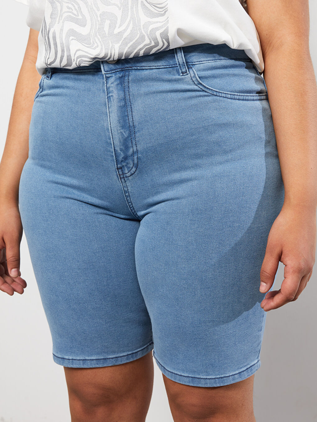 Джинсовые Шорты Женские Большого Размера Прямого Кроя с Карманами-2