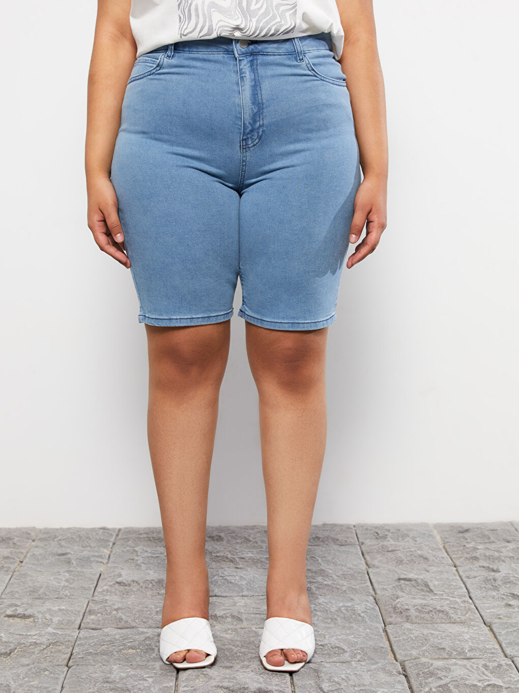 Джинсовые Шорты Женские Большого Размера Прямого Кроя с Карманами-3