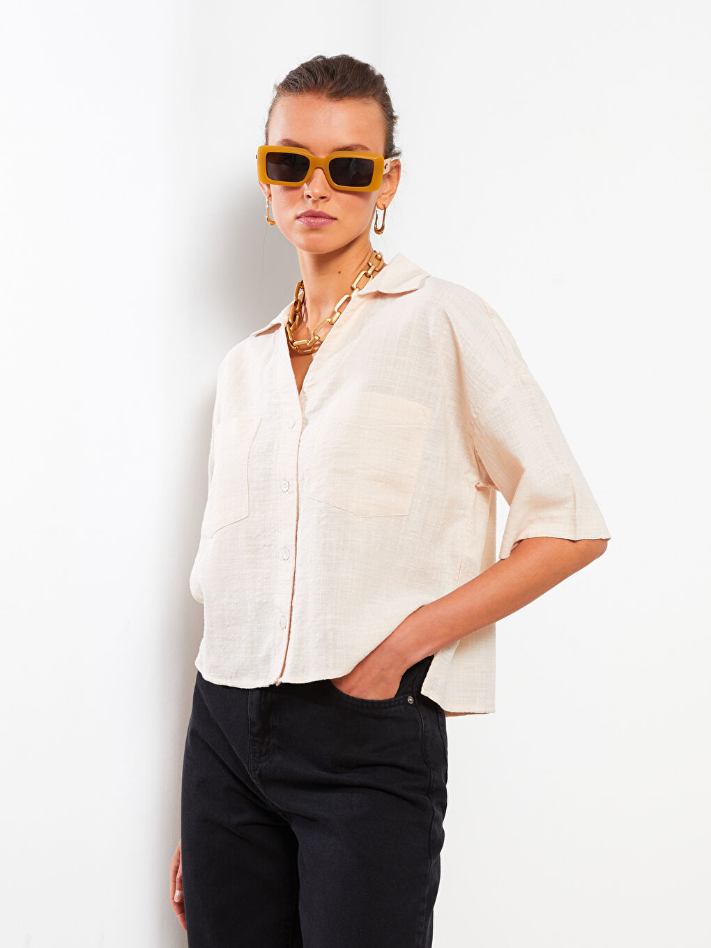 Bej Önden Düğme Kapamalı Düz Kısa Kollu Kadın Gömlek-2