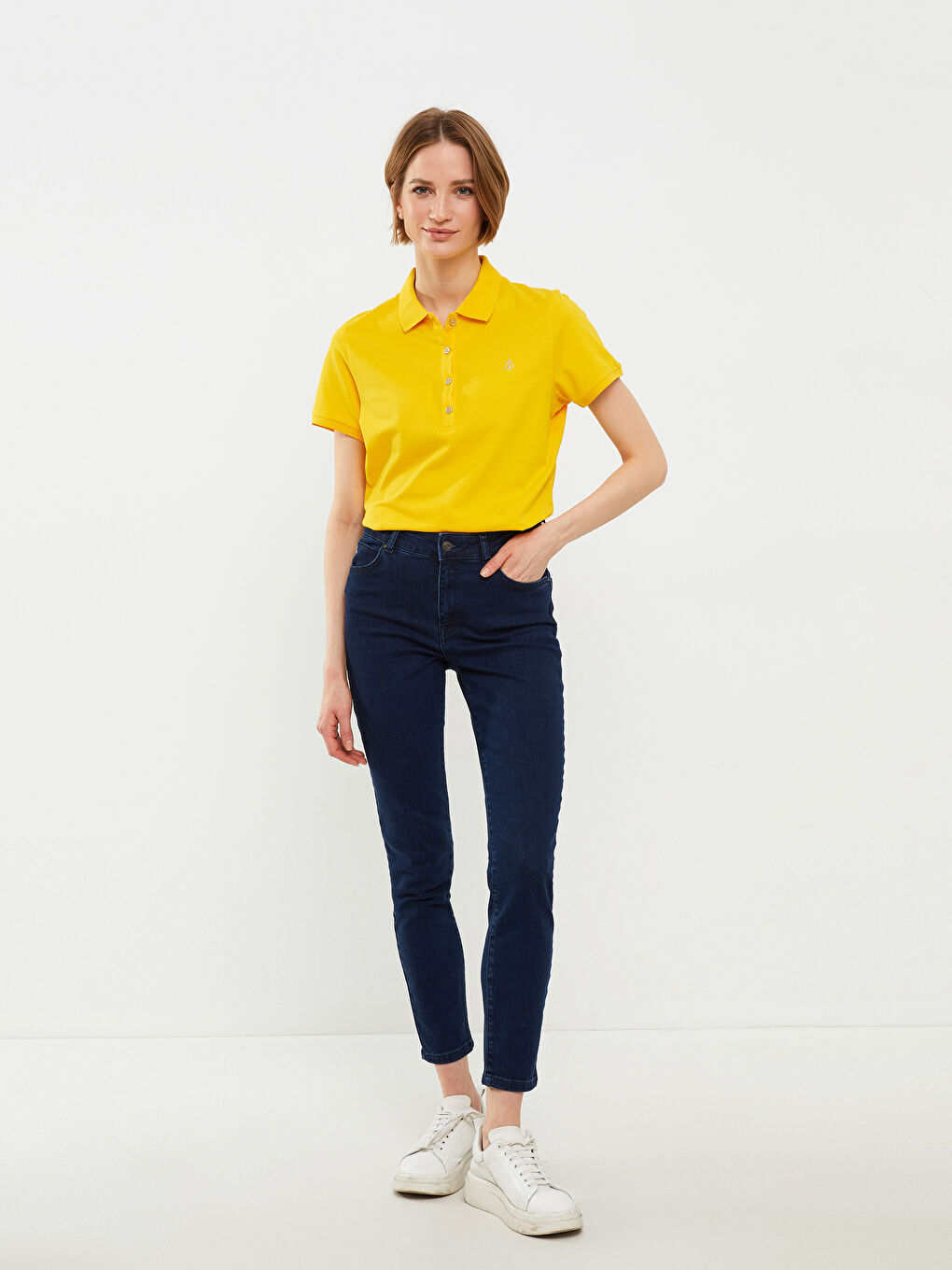 T-shirt pour Femmes à Manches Courtes avec Col Polo et Détails Brodés