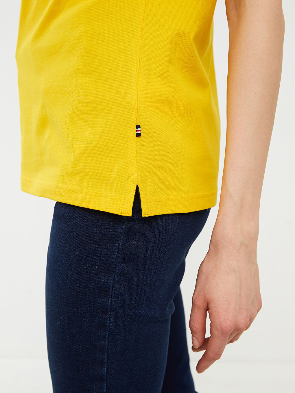 T-shirt pour Femmes à Manches Courtes avec Col Polo et Détails Brodés-3