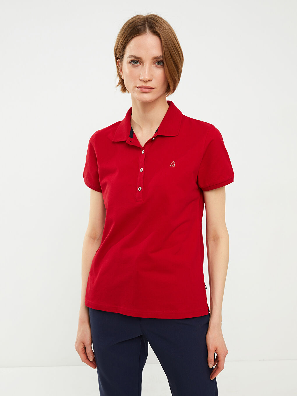 Kırmızı Polo Yaka Nakış Detaylı Kısa Kollu Kadın Tişört-1