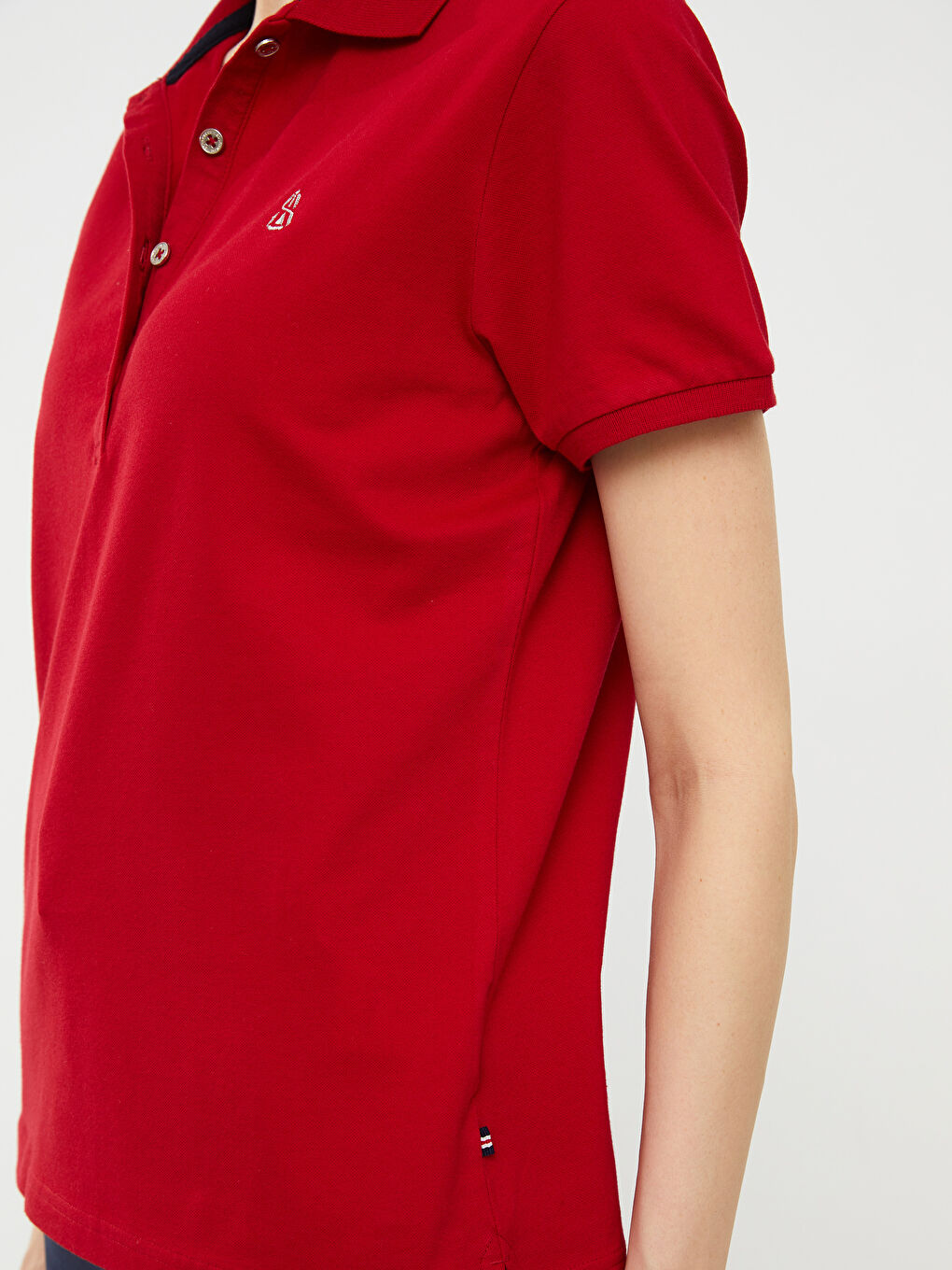 Kırmızı Polo Yaka Nakış Detaylı Kısa Kollu Kadın Tişört-5