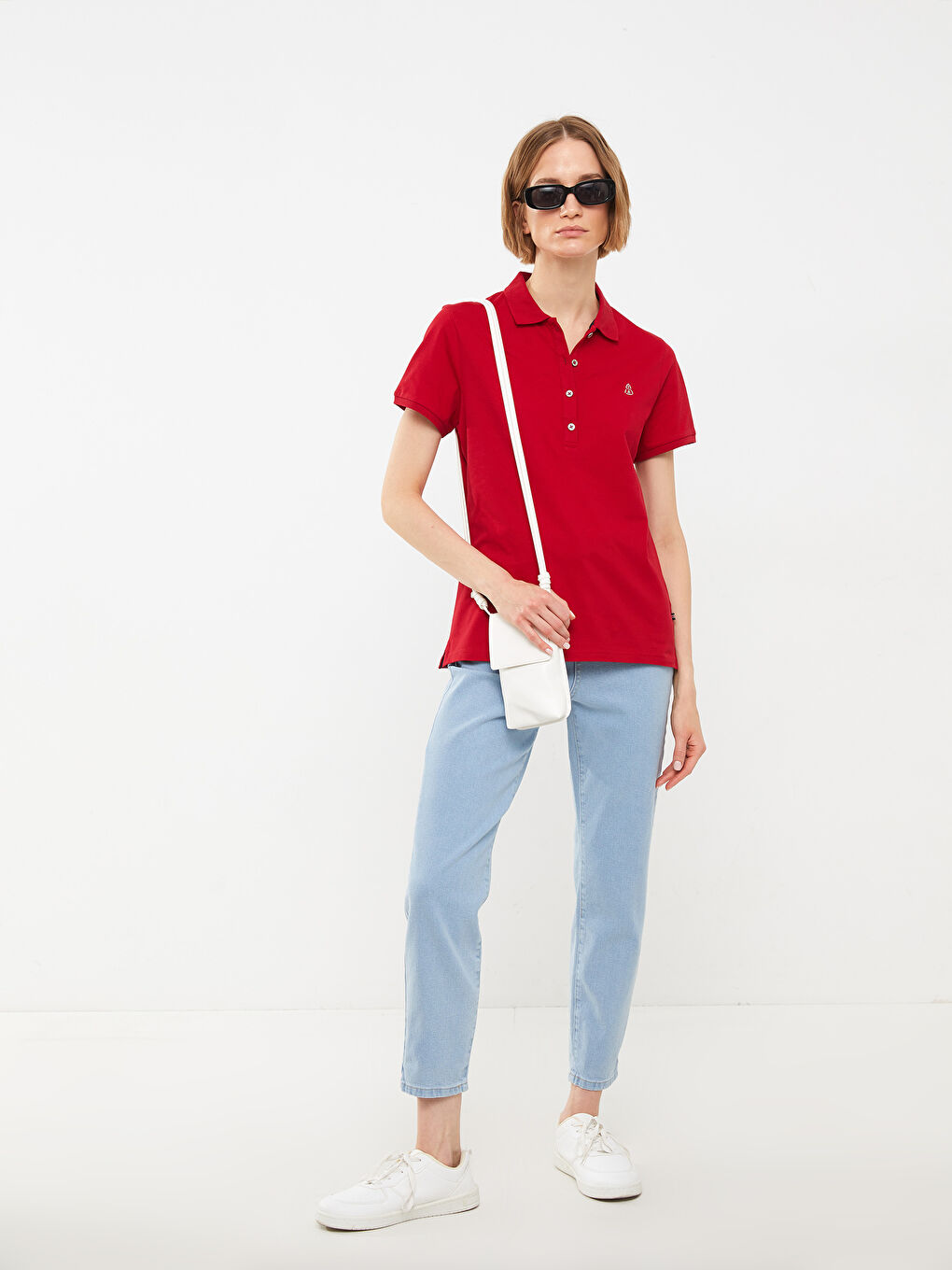 Kırmızı Polo Yaka Nakış Detaylı Kısa Kollu Kadın Tişört