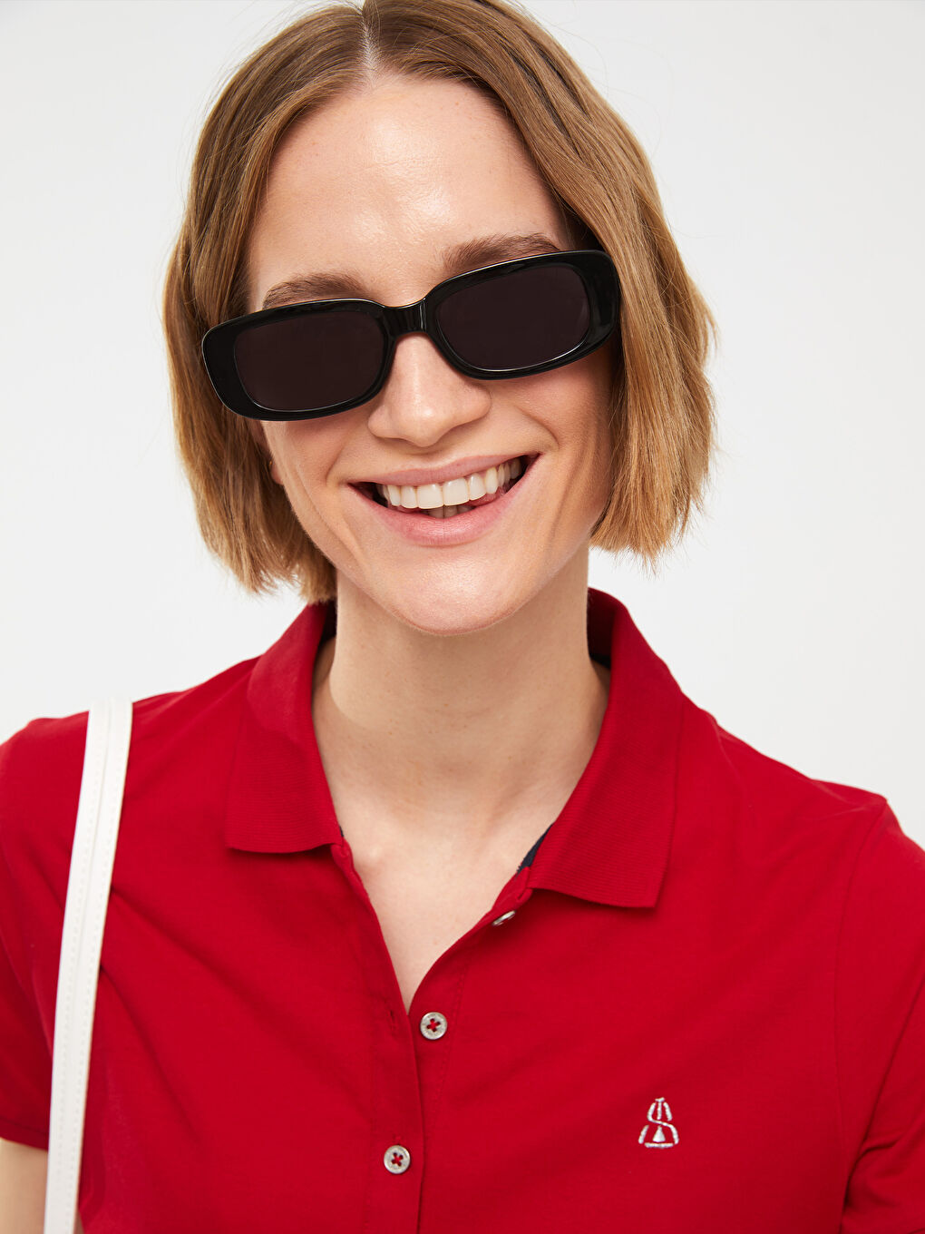 Kırmızı Polo Yaka Nakış Detaylı Kısa Kollu Kadın Tişört-2