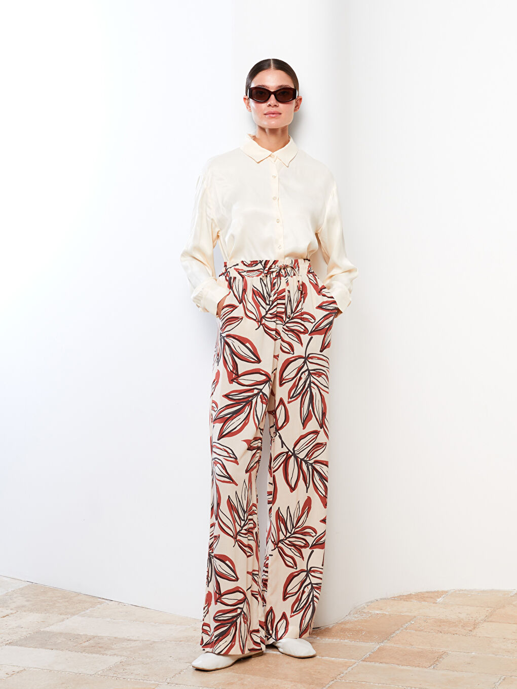 Bej Beli Lastikli Standart Fit Desenli Viskon Kadın Pantolon