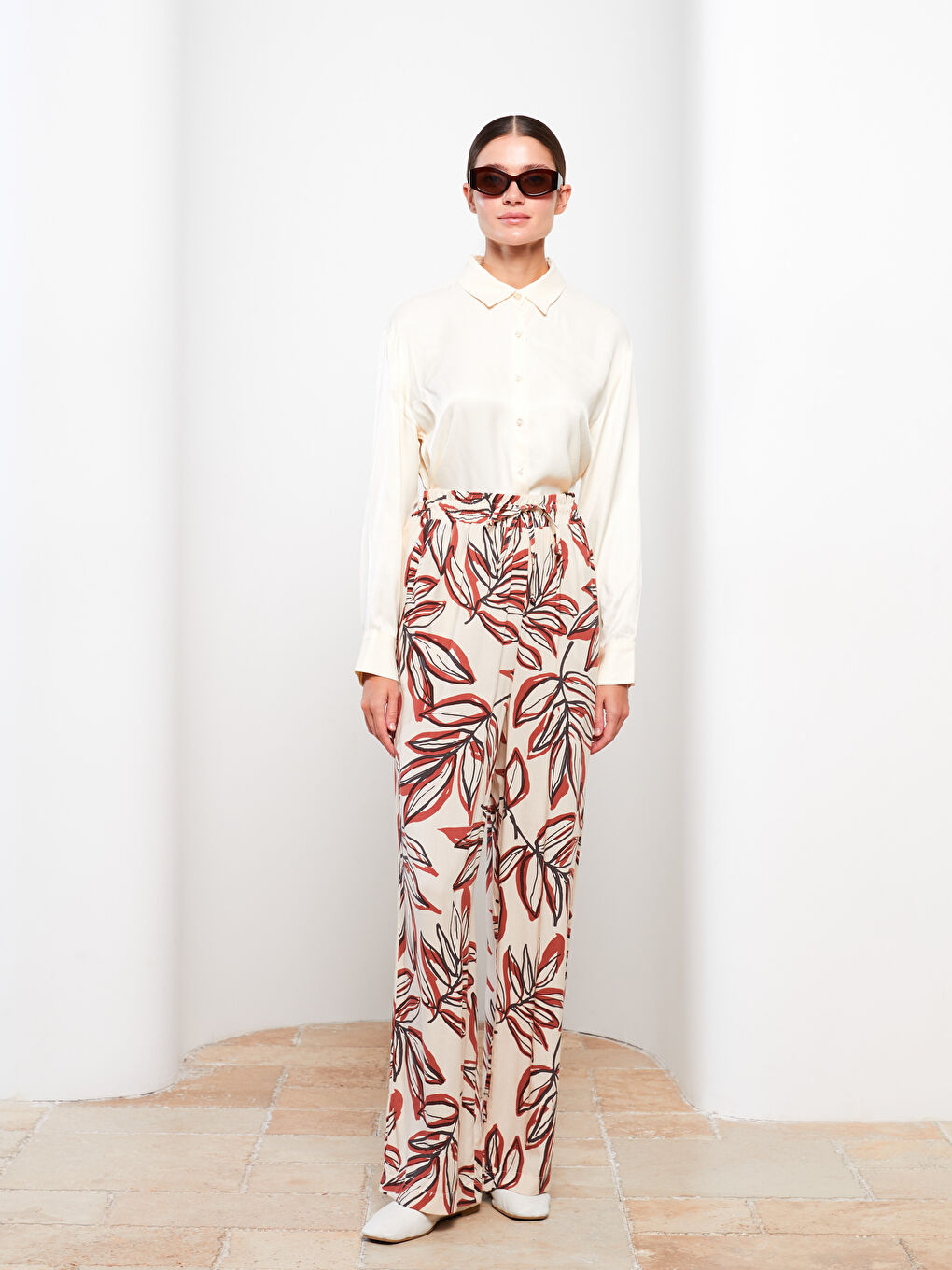 Bej Beli Lastikli Standart Fit Desenli Viskon Kadın Pantolon-1