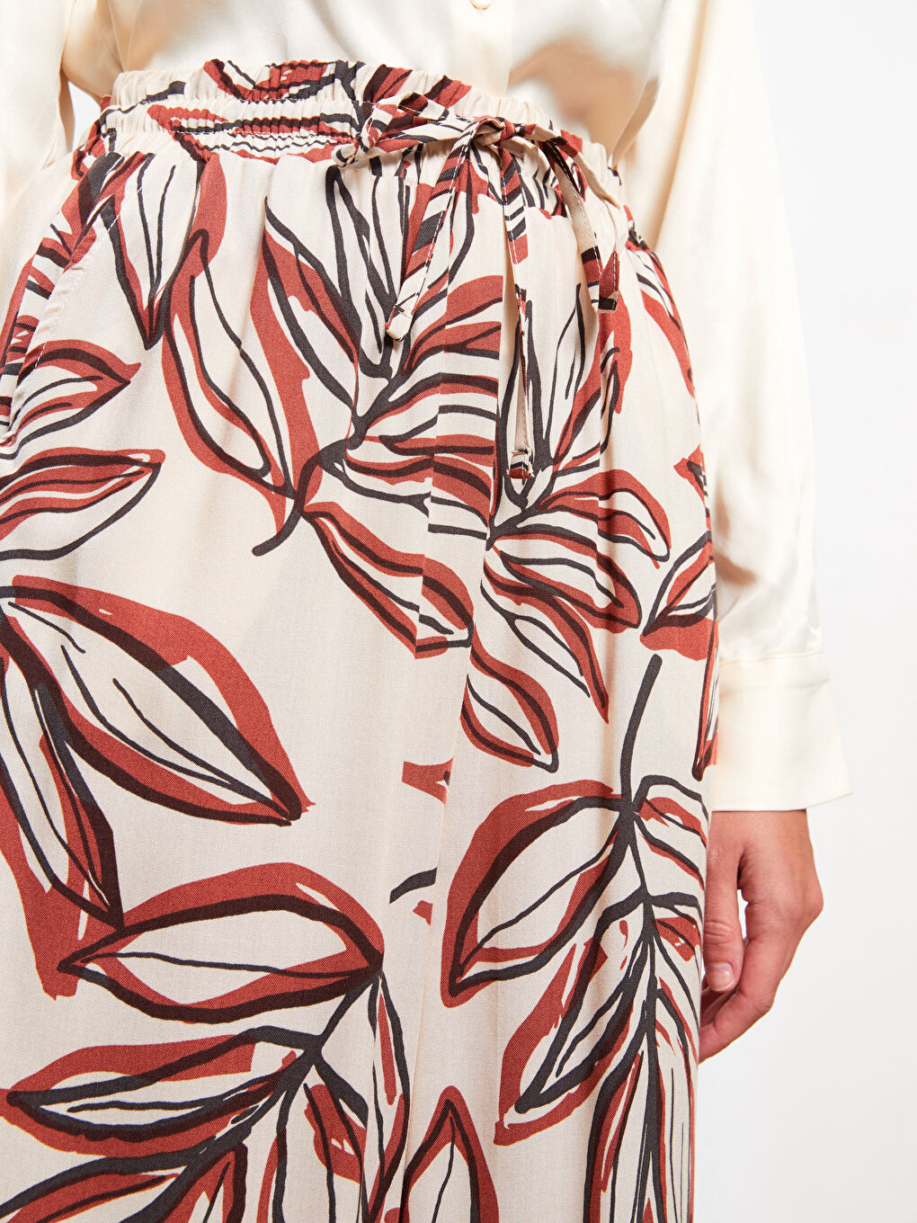 Bej Beli Lastikli Standart Fit Desenli Viskon Kadın Pantolon-2