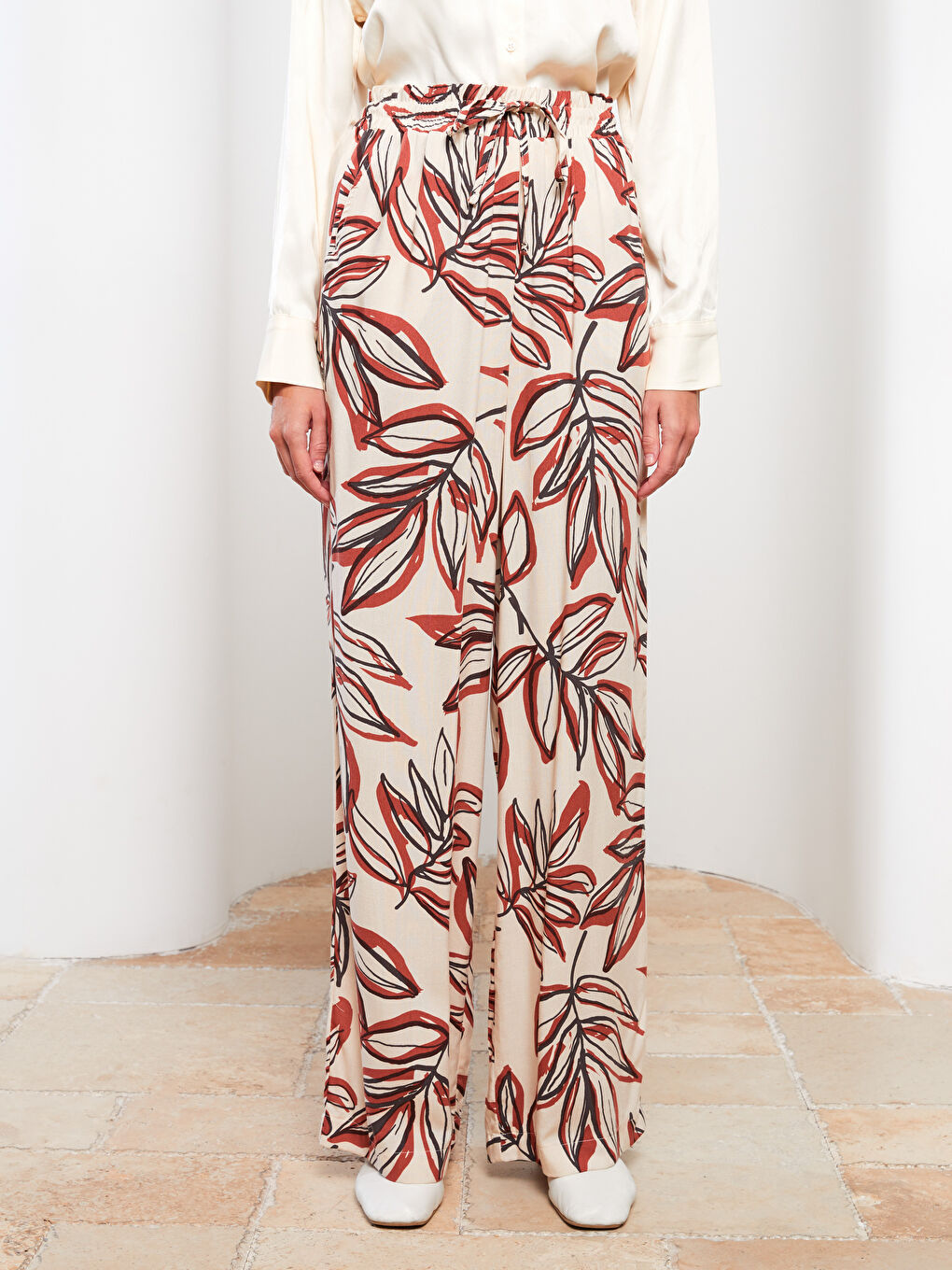 Bej Beli Lastikli Standart Fit Desenli Viskon Kadın Pantolon-3