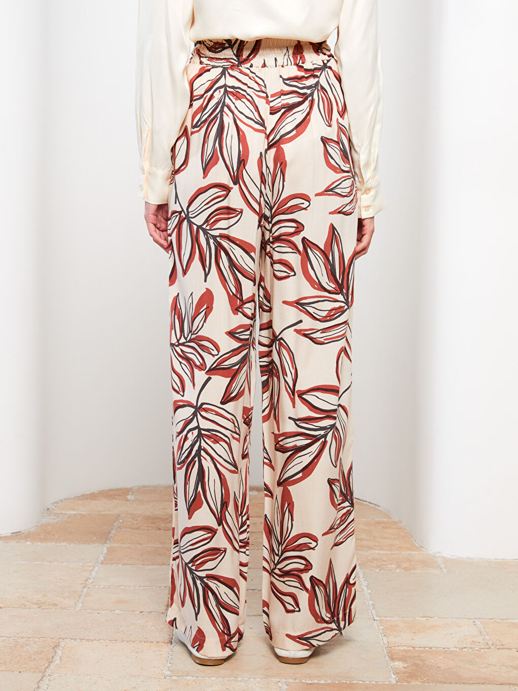 Bej Beli Lastikli Standart Fit Desenli Viskon Kadın Pantolon-4