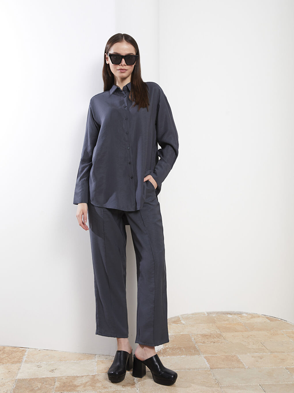 Antrasit Beli Lastikli Düz Cep Detaylı Kadın Pantolon-1