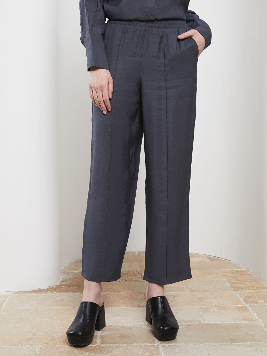 Antrasit Beli Lastikli Düz Cep Detaylı Kadın Pantolon-2