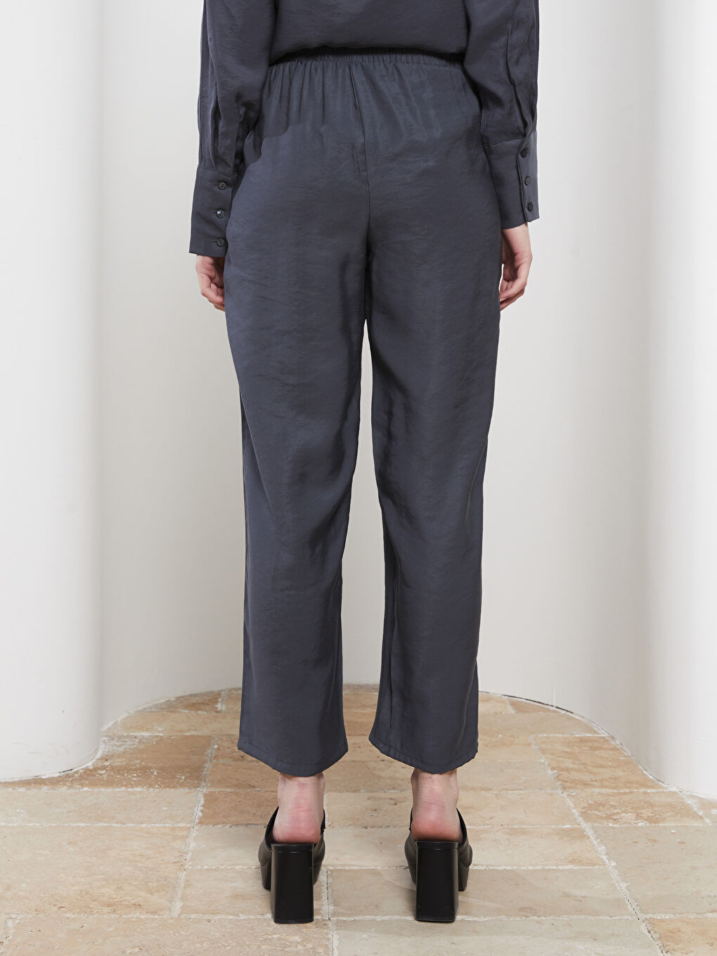 Antrasit Beli Lastikli Düz Cep Detaylı Kadın Pantolon-4